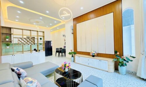 BÁN NHÀ VUIOWNF CHÂN DÀI ĐẸP Y WANG